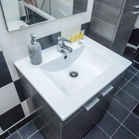 Stylish 1 Bd Apt With Balcony In Kato Petralona Athens