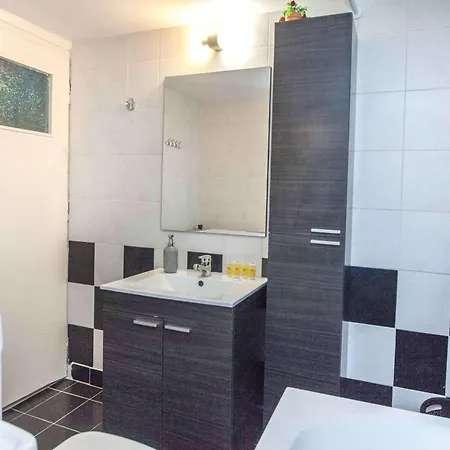 Stylish 1 Bd Apt With Balcony In Kato Petralona Athens