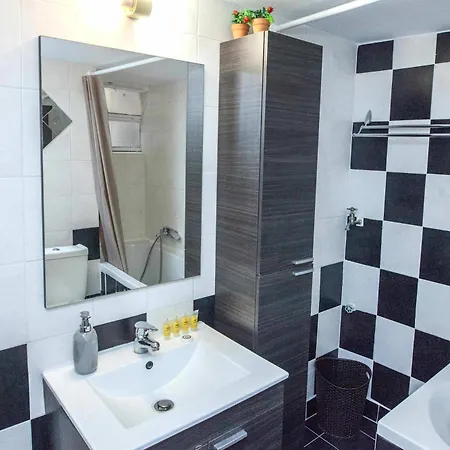 Stylish 1 Bd Apt With Balcony In Kato Petralona